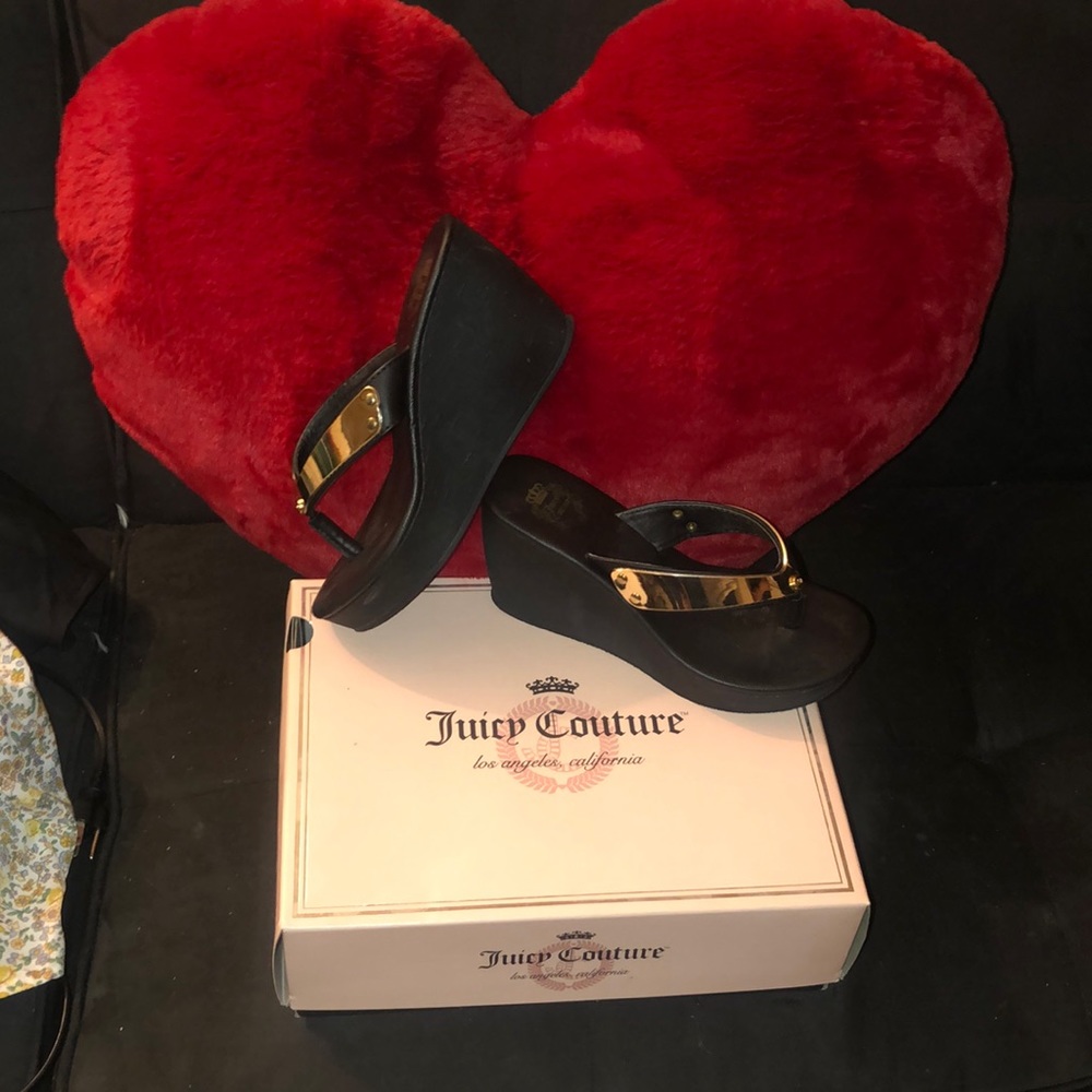 Black & Gold Juicy Couture Size 7 Wedged Shoes.